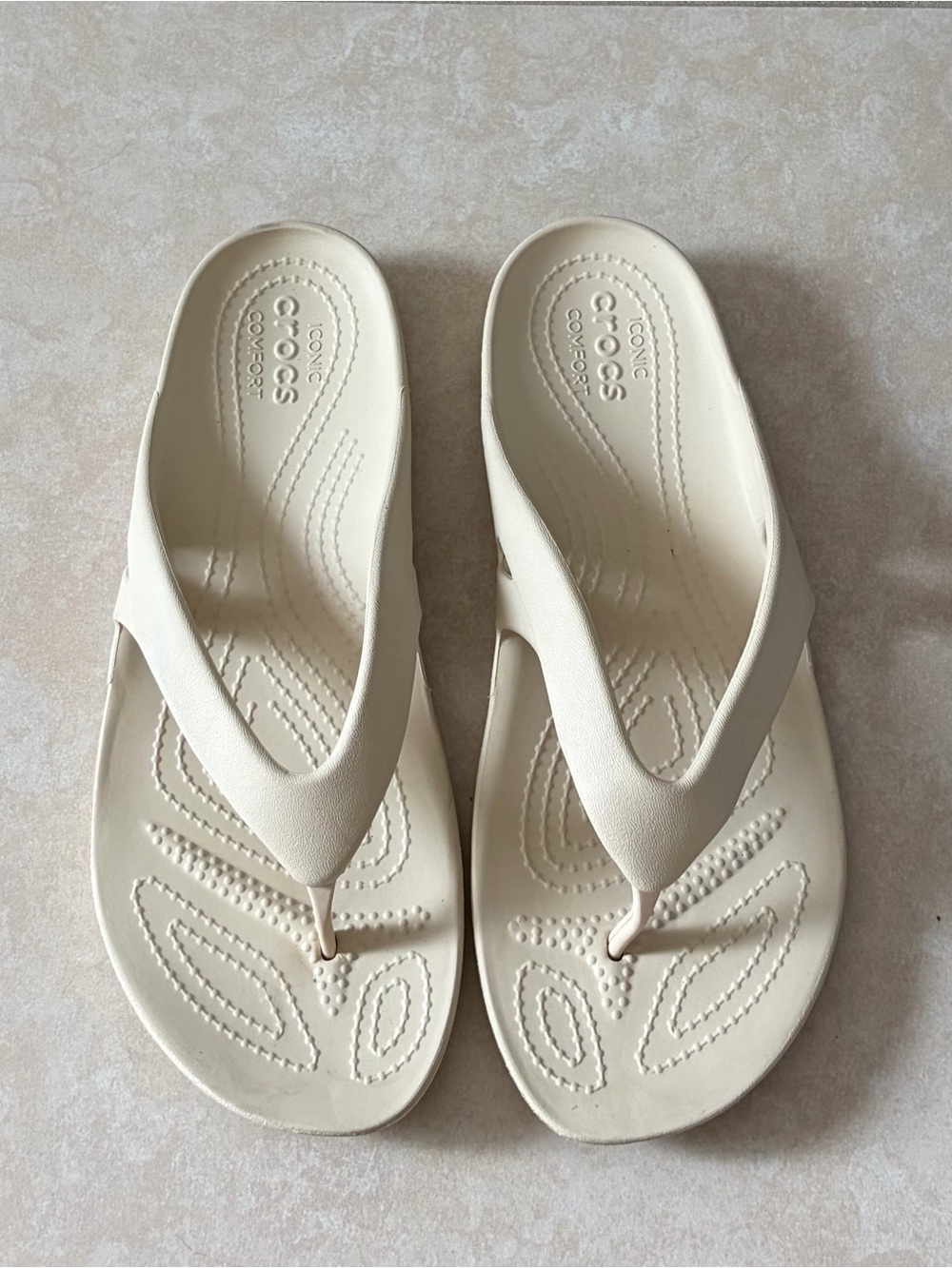 CROCS Women’s Cream-Beige Flip Flop Sandals Sz 9 - Picture 2 of 5